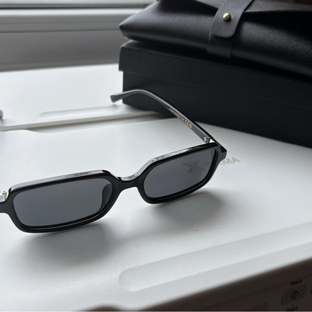 Sleek Black Rectangular Sunglasses - image 2